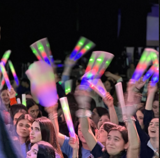 Students celebrate the spirit of  Hanukkah with Nissim Black! - Credit: @scheckhillel on Instagram