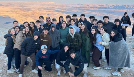 Students gather after a successful hike! - Photo Credit: @scheckhillel on Instagram